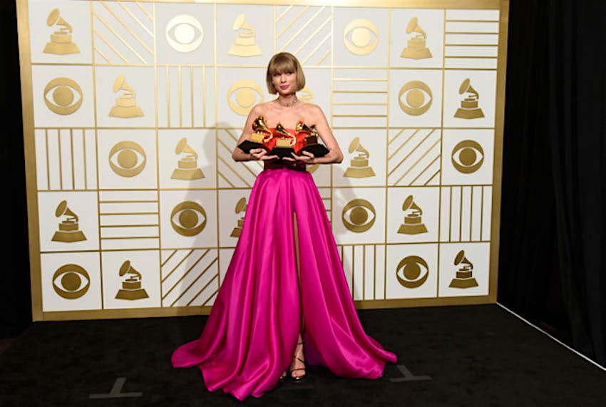 Travel News - pic 4 Taylor Swift poses in the press room