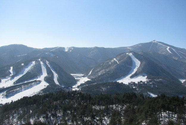 Yong Pyong, Korea hosts international ski festival.