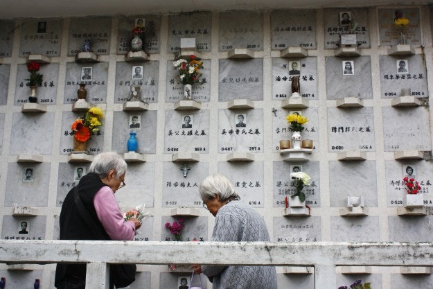 Two women in Hong Kong pay their respects to relatives during Qingming Jie.