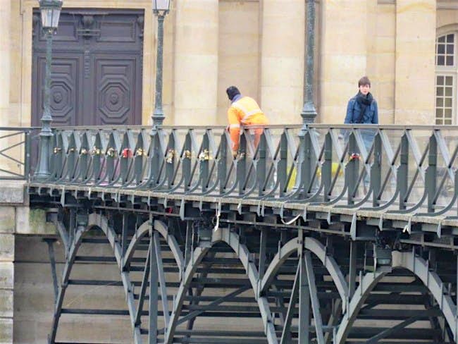 Travel News - facebook.com 13062390_356476097809613_430450471731916537_n The city installs a new mechanism on the Pont des Arts to prevent people hanging locks. Image: No Love Locks Facebook/Michel Gauret