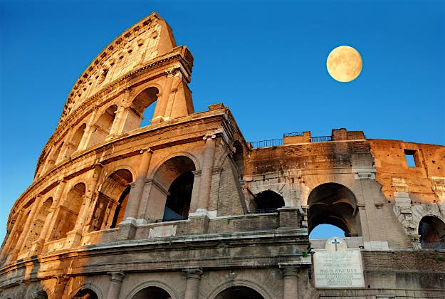 Travel News - Rome Colosseum Famous Colosseum in Rome (Flavian Amphitheatre), Italia.