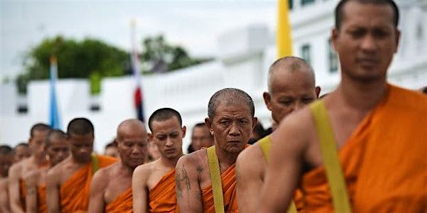 Travel News - Thai 5 Monks queue to celebrate the kings anniversary