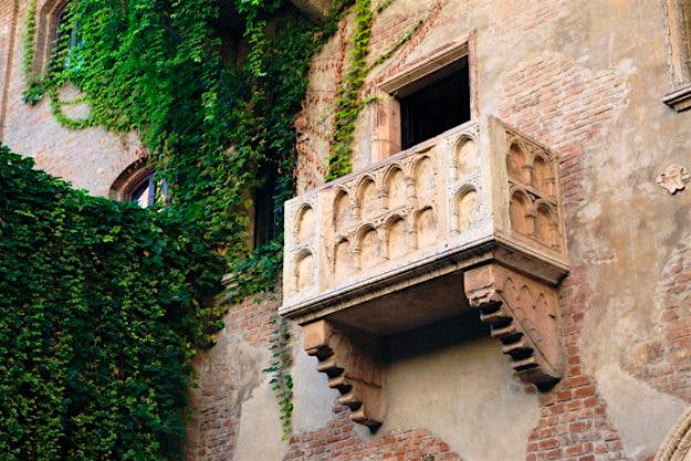 Travel News - Juliet's house and balcony Juliet's balcony in Verona, Italy.