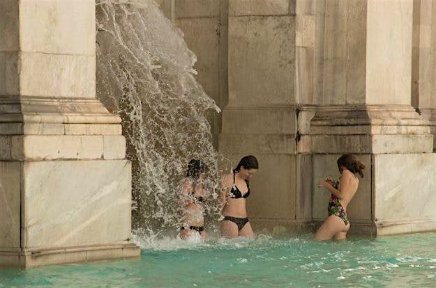 Travel News - fountain1 “Rome deserves more respect," according to a Twitter account that promotes the city through photos.