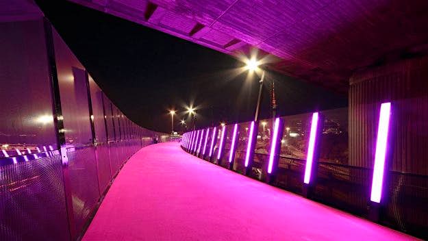 Travel News - The pink Nelson Street Cycleway in Auckland. Image: Monk Mackenzie Architects