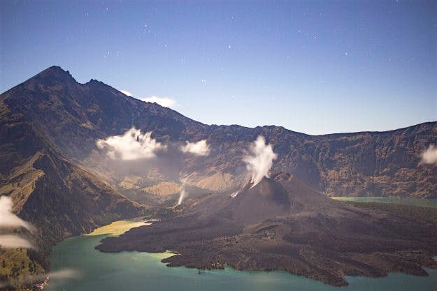 Travel News - Rinjani under the moonlight Mount Barujari, the baby volcano of Rinjani National Park has been erupting since last week.