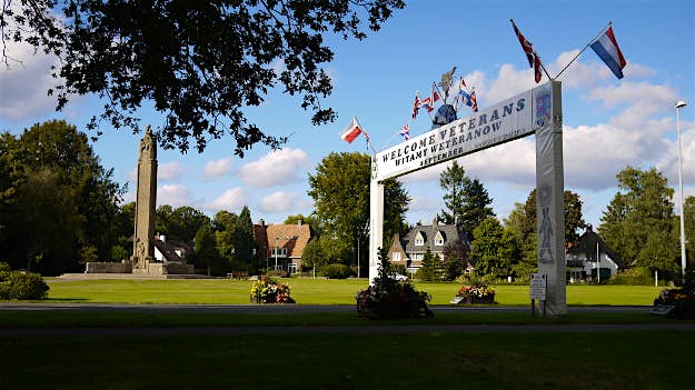 Travel News - GettyImages-165270745 Airborne Monument Oosterbeek.