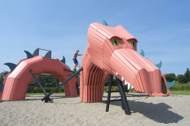 The Dragon at Mulighedernes Park in Aalborg complete with climbing rings, balance beams and ropes.