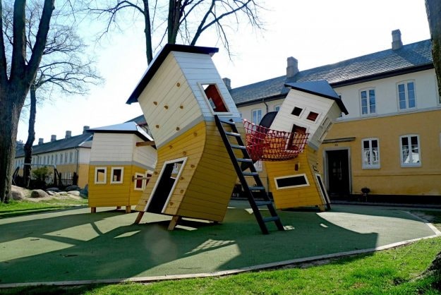 The Brumleby playground consists of three houses, a baker’s shop, and an ice-cream booth. The surface around the houses is cast rubber. A the-ground-is-lava snake has been set up next to the small village.