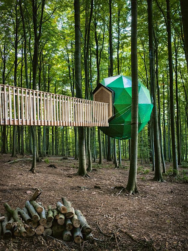 Travel News - thehinterland_press_p256 Baumhotel Robins Nest built in the woods in Germany by Peter Becker.