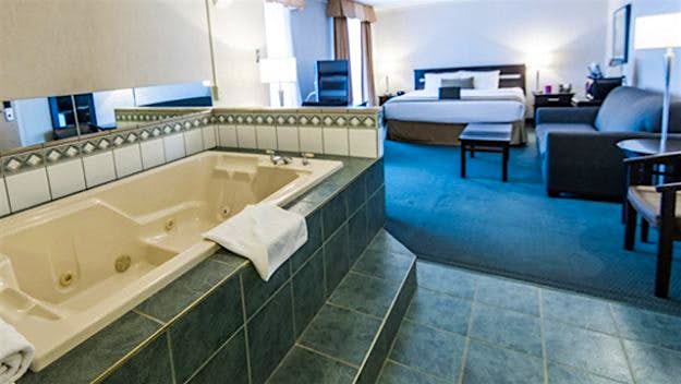 Travel News - coasthotels-com-coast-high-country-inn-superior-king-jacuzzi-room A superior king room with a jacuzzi at the Coast High Country Inn in Whitehorse. Image: Coast Hotels