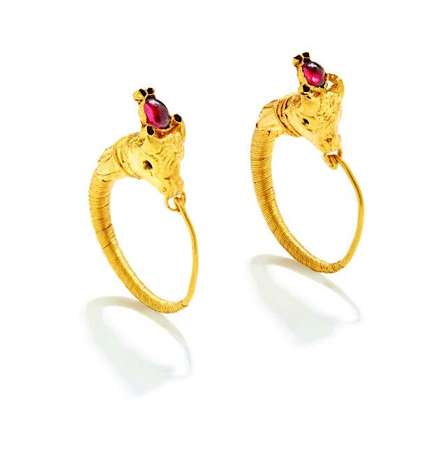 Travel News - 12 Gold earrings. Paros. 1st c. B.C.