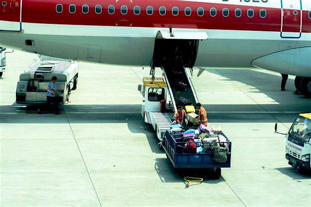 Travel News - Ground staff_baggage_airport_flight_luggage Ground staff_baggage_airport_flight_luggage