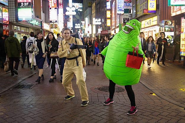 Travel News - gettyimages-618908254 Fancy dress clad characters from 'Ghostbusters' in Shibuya.
