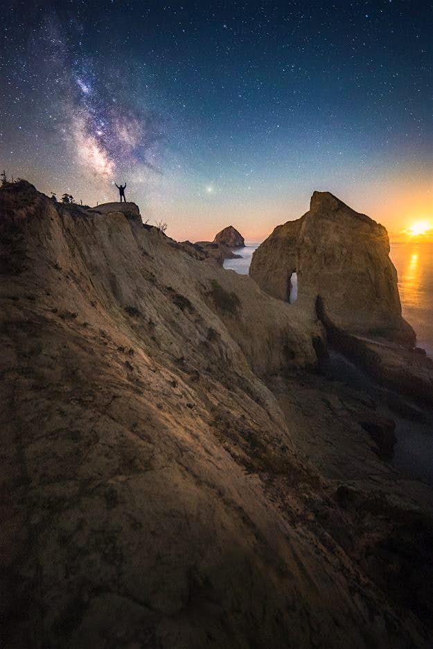 Travel News - People in Nature_07 The milky way visible over the Pacific Ocean in Cape Kiwanda, Oregon.