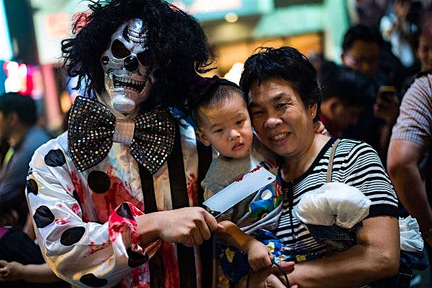 Travel News - hongkong2 Street party at Lan Kwai Fong.