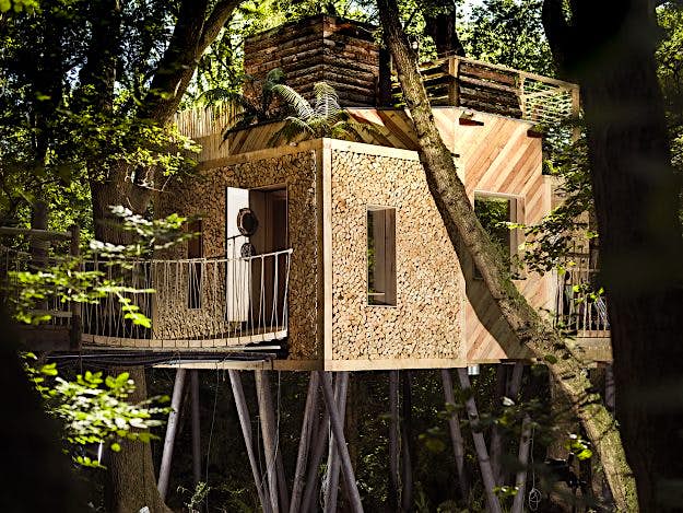 Travel News - 1.5craftycamping-thewoodsmanstreehouse-log-wall The building is set on stilts and offers fantastic views of the surrounding woodlands.