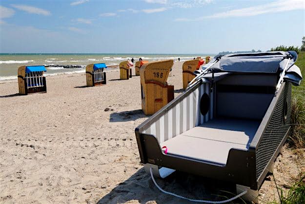 Travel News - schlafstrandkorb-8854a78641d637ca The beach baskets can be turned into a bed at night.