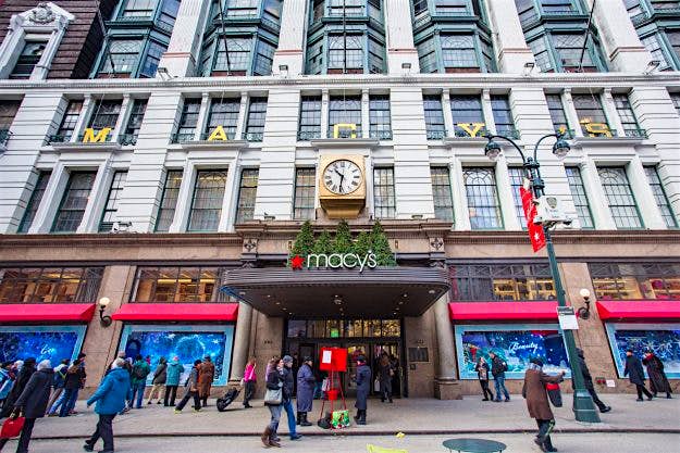 Travel News - shutterstock_167200367 The US is set for more visitors as brand-savvy UK shoppers nab Christmas bargains In New York. Image: Littleny/Shutterstock