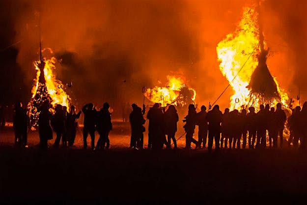 Travel News - Every year in mid January, a festival is held at Oiso Beach Families gather around to mark Oiso no Sagicho