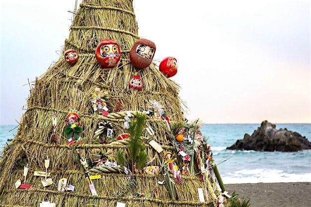 Travel News - Every year in mid January, a festival is held at Oiso Beach The bonfires are ready to burn at Oiso no Sagicho.