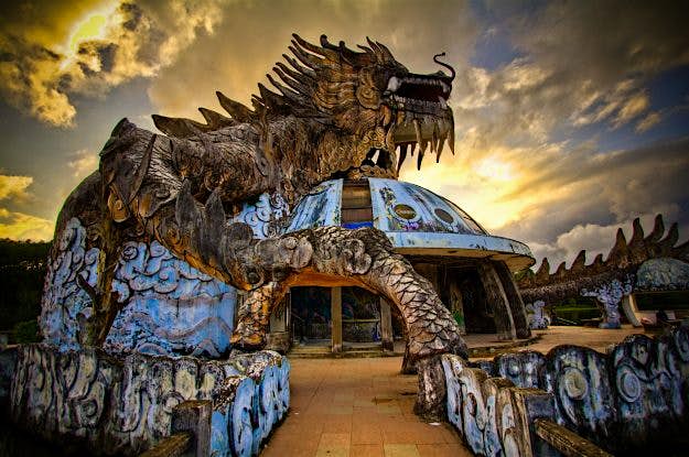 Travel News - IMG_3141_2_3 A view of the dragon structure.