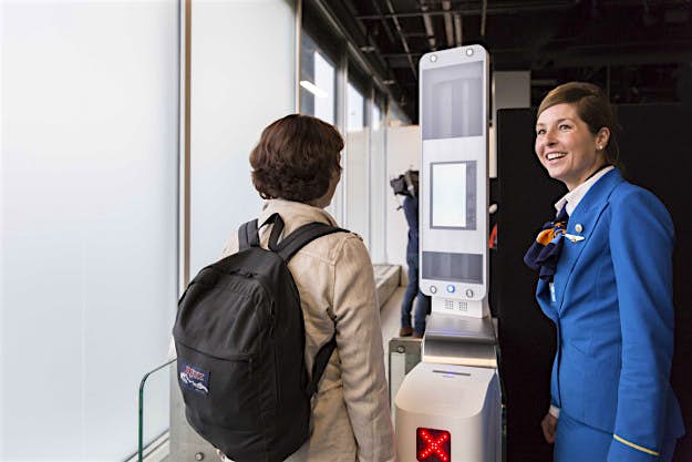 Travel News - proefbiometrischinchecken-3809-nl KLM is trying boarding via a facial recognition system.