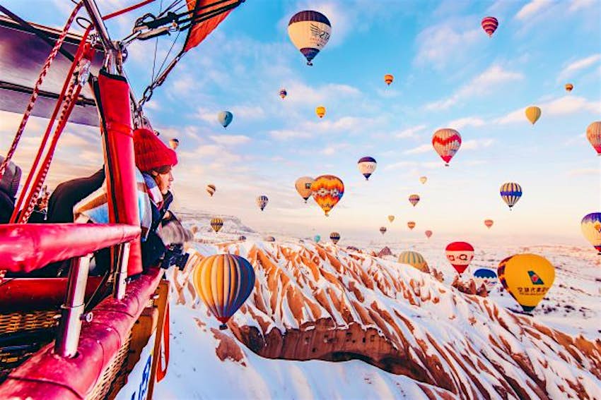 Photographer captures magical images of Cappadocia’s famous hot air balloon...