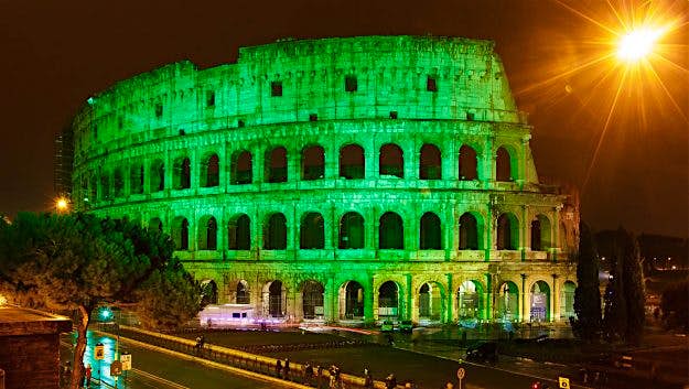 Travel News - Colosseum_stripped Rome's Colosseum goes green.