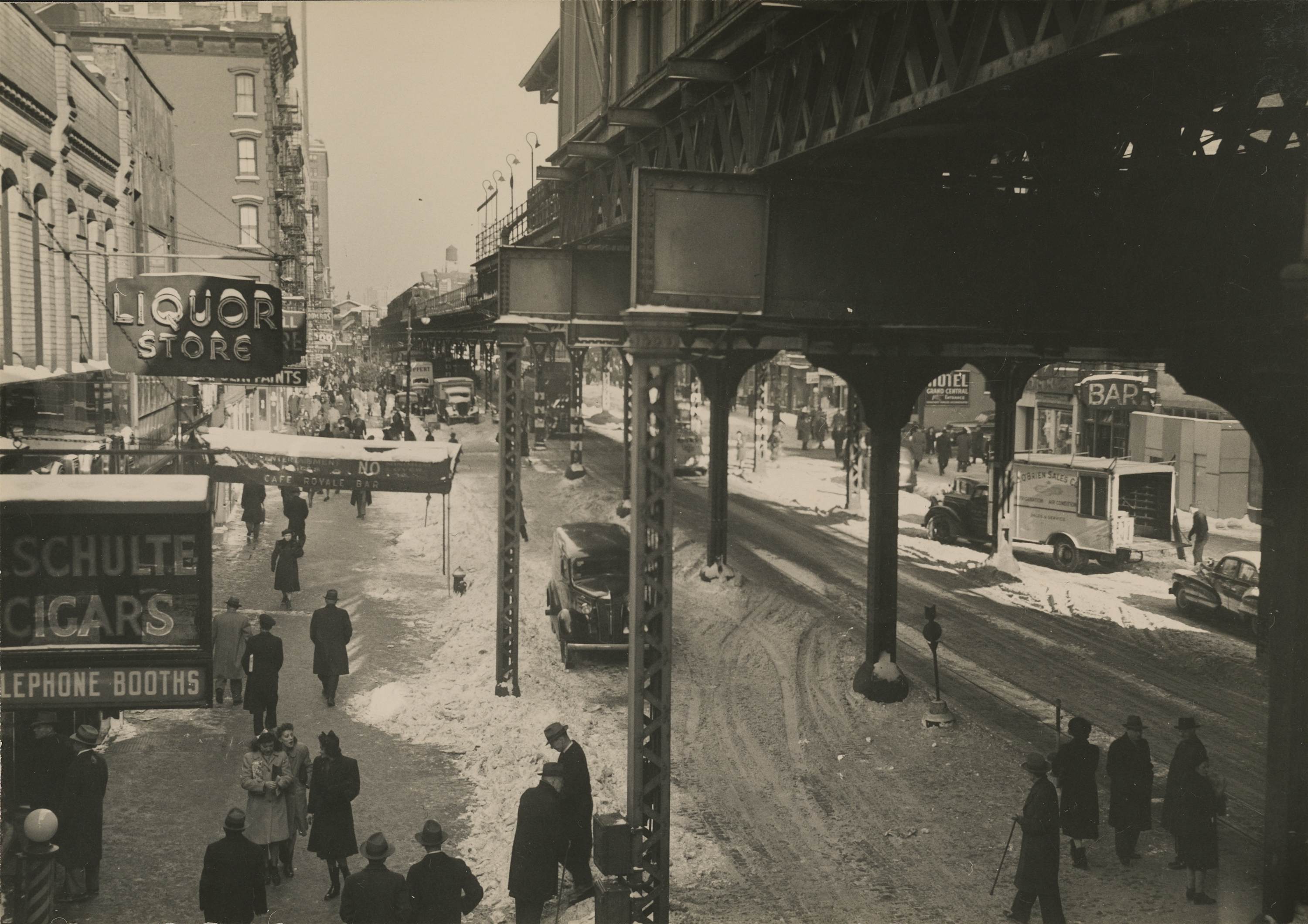Travel News - 10 3rd Avenue from 42nd Street El Station, New York, 1945. Image: Courtesy Museum of the City of New York and the Todd Webb Estate.