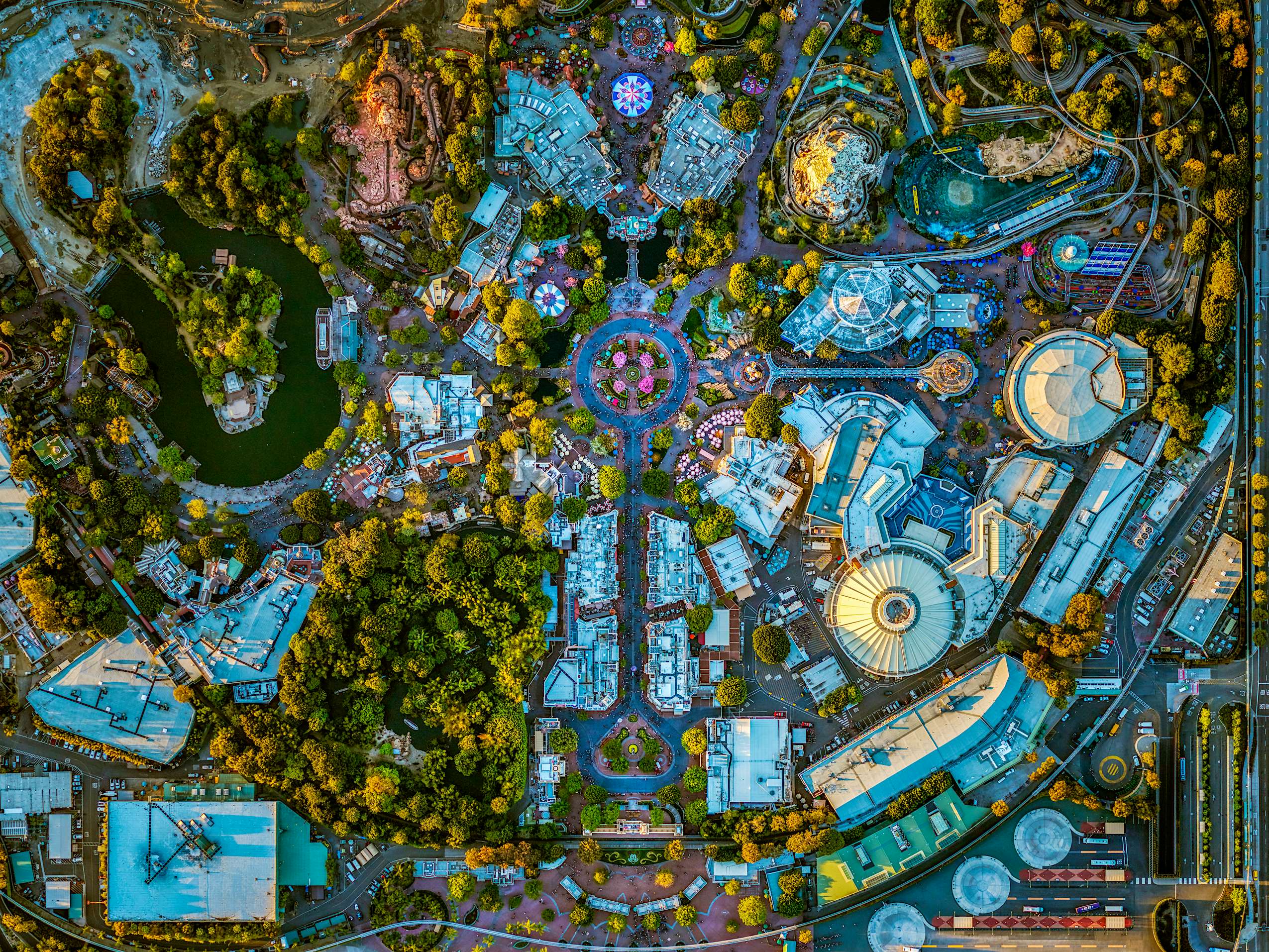 Photographer captures spectacular aerial images of US theme parks