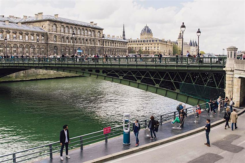 Travel News - Timescope 3 Timescope virtual reality telescope beside the Pont d’Arcole bridge.