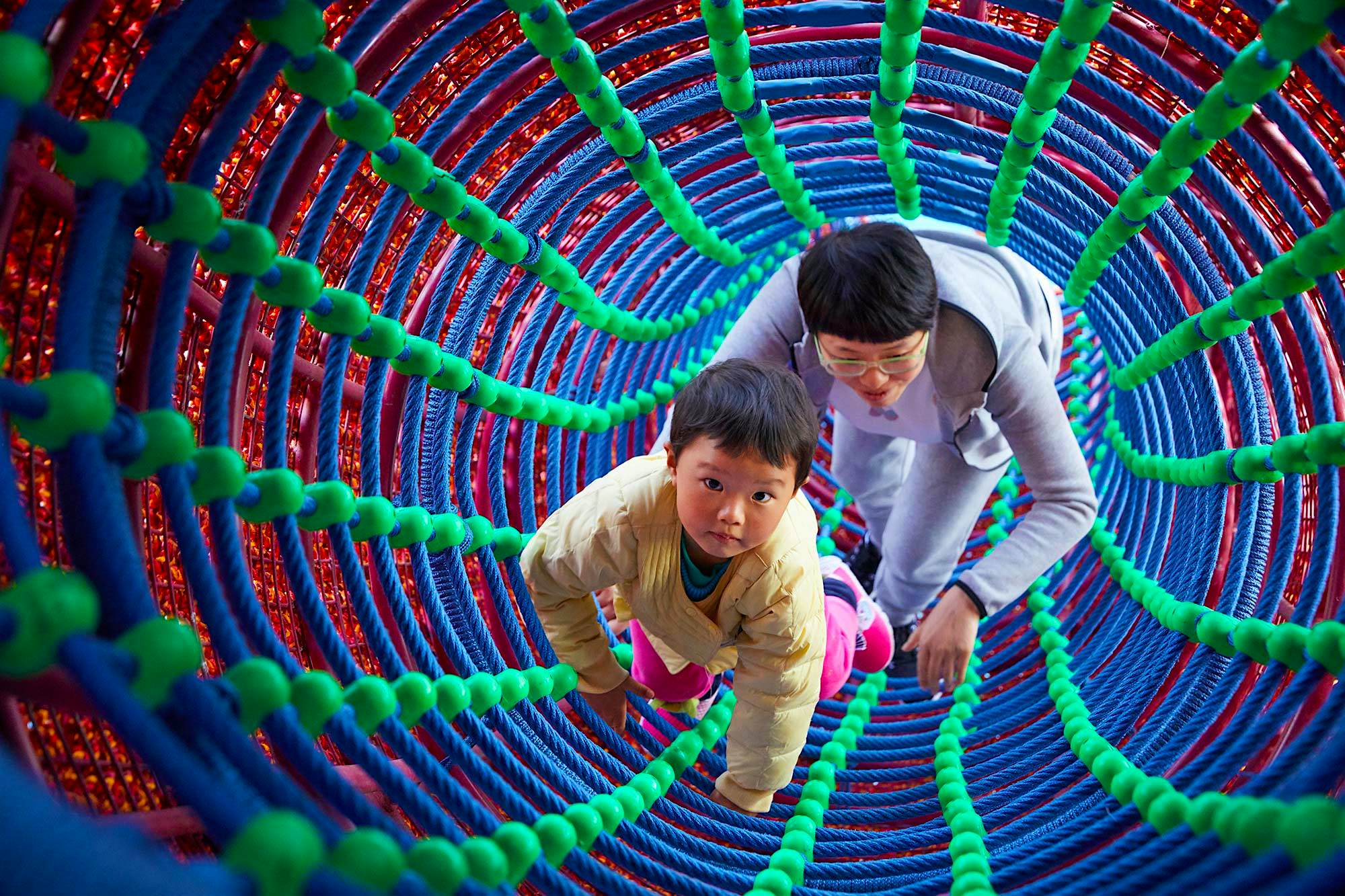 Travel News - florentijn_hofman_kraken_playground_climbing_play The oversized sea creature is made from woven red rope wrapped around a metal frame.