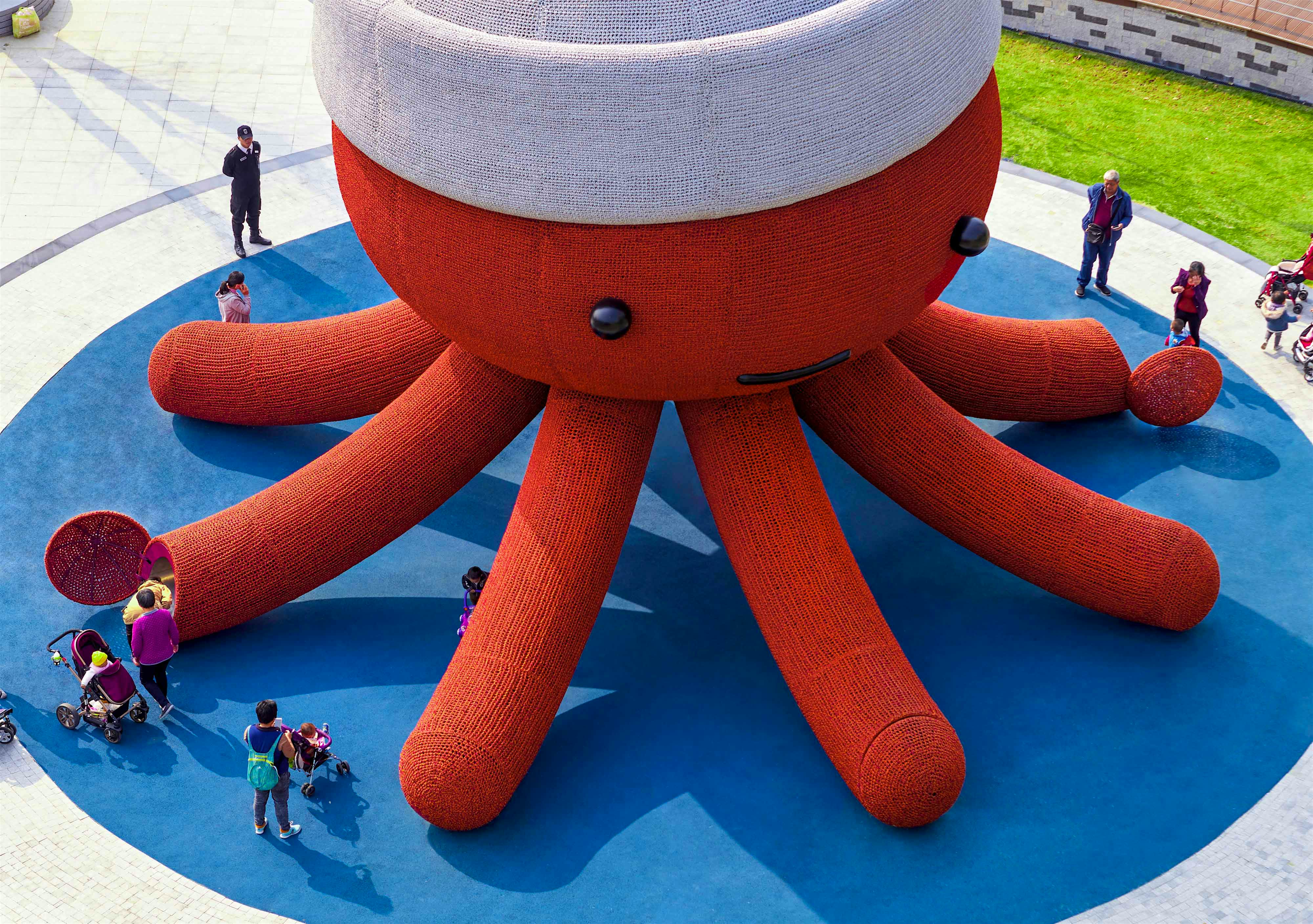 Travel News - florentijn_hofman_kraken_playground_hero2 The quirky character sits in a public park at a seaside development in Yantian.