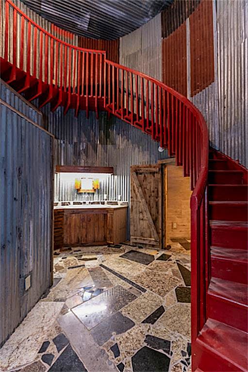 Travel News - hr4006208-22 The boot house, Texas.