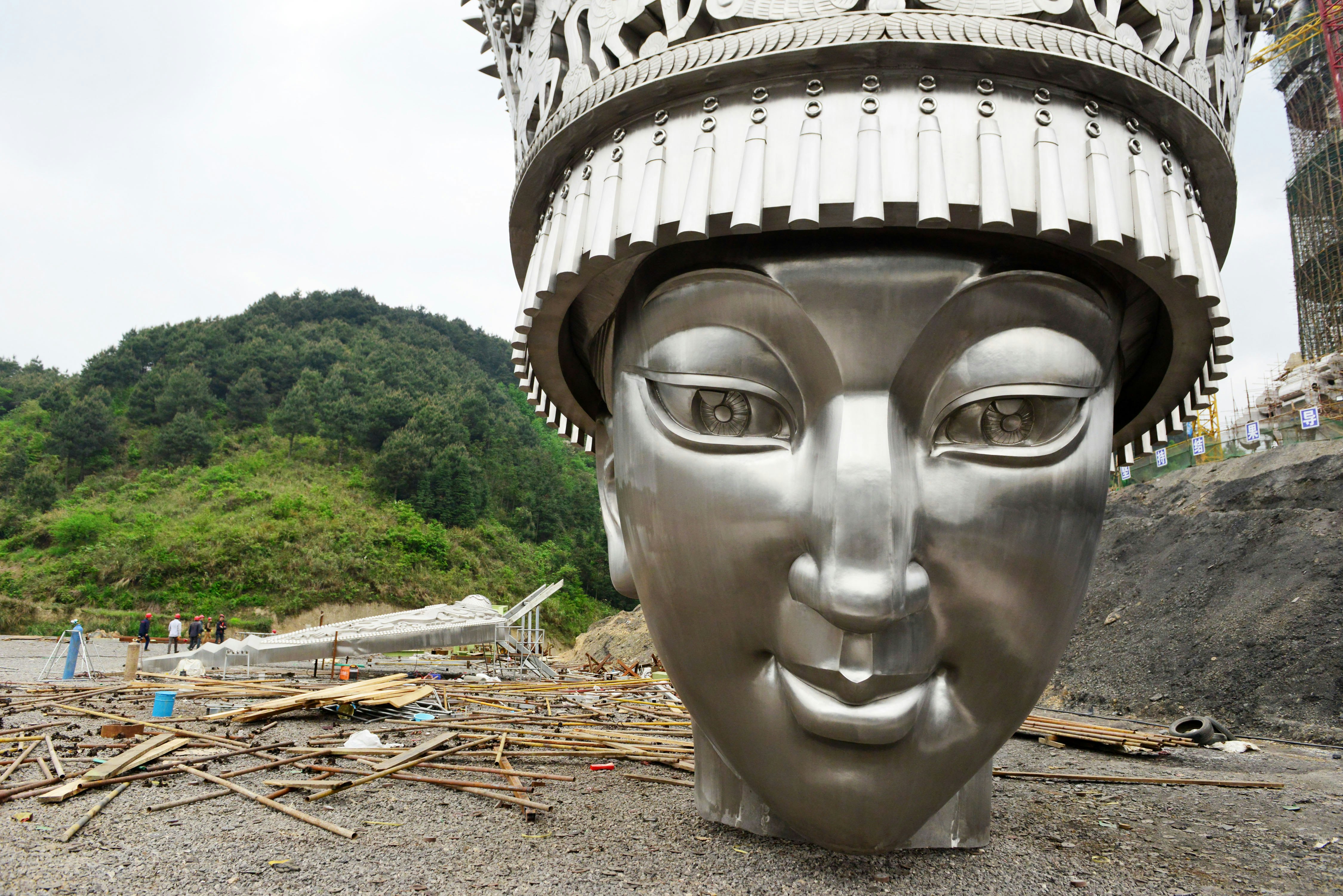 A close-up of Yang'asha's head before being added to the construction site.