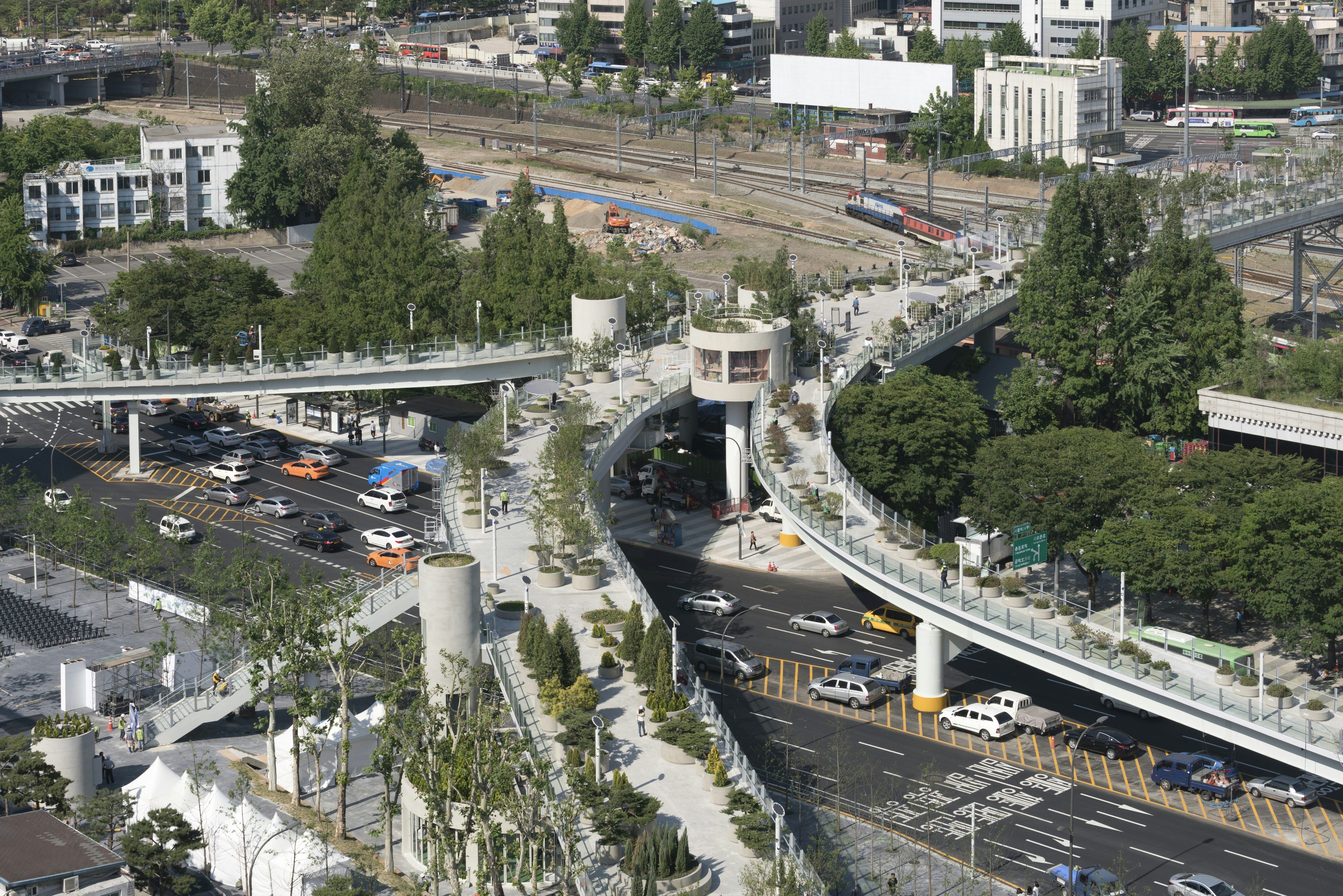 This transformed 1970’s highway has changed the daily life of thousands of people who cross Seoul’s city centre everyday. 