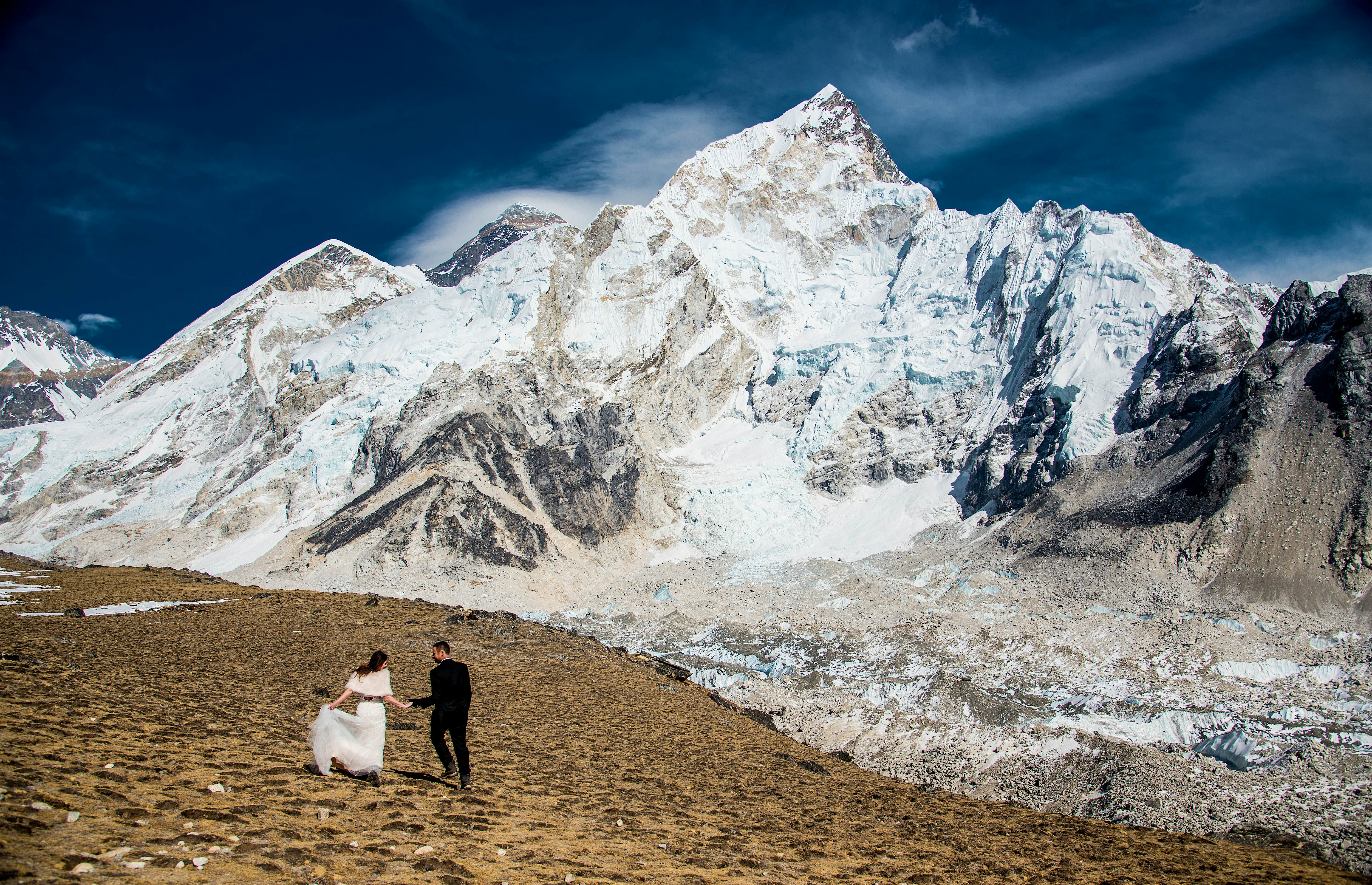 Travel News - CCP-1045 This adventurous couple was married at Everest Base Camp.
