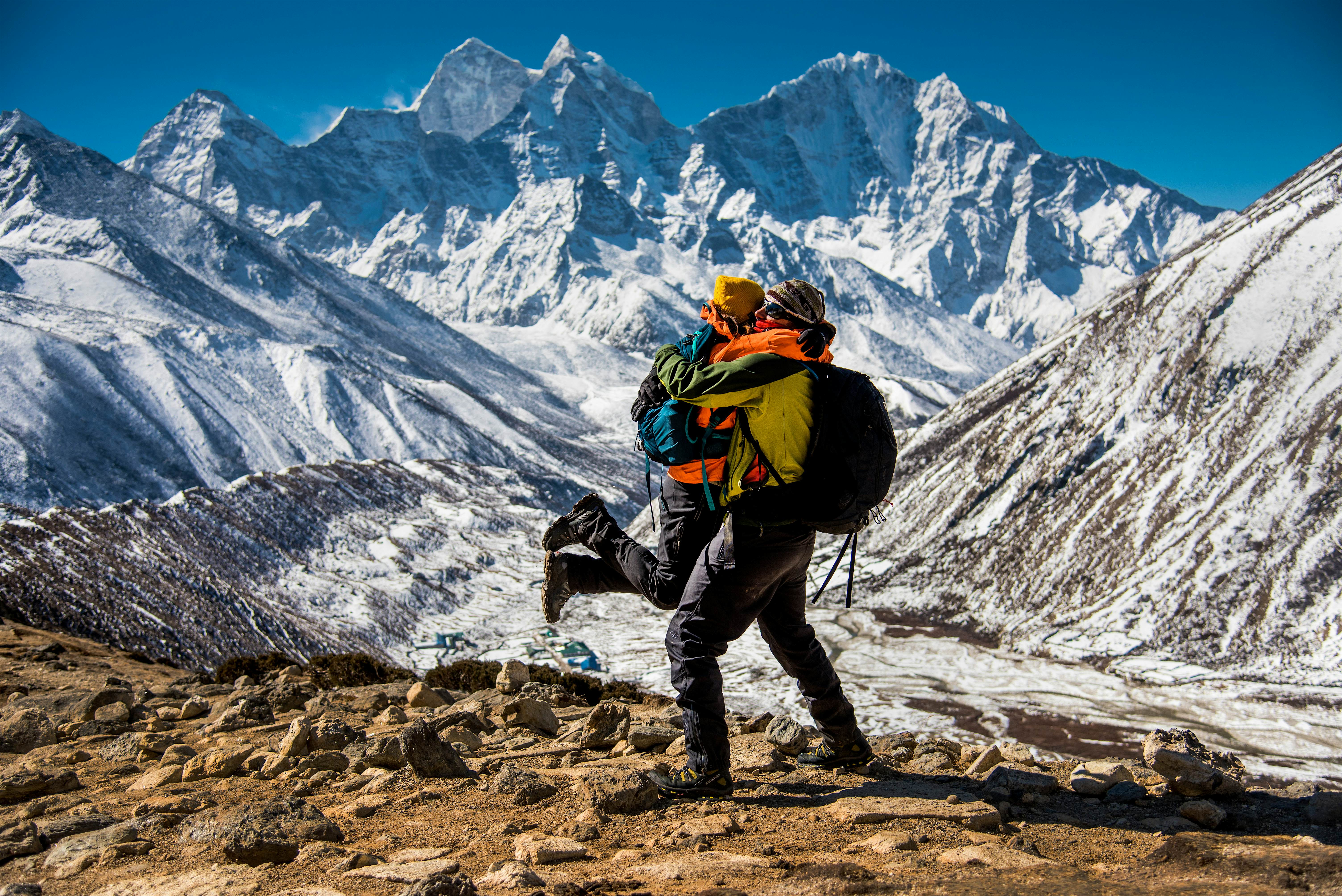Travel News - CCP-713 This adventurous couple was married at Everest Base Camp.