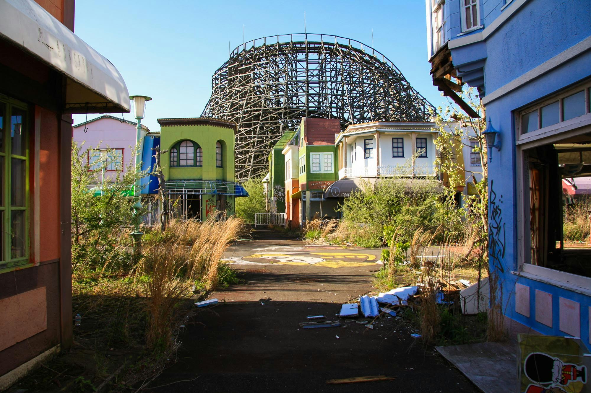 Mainstreet of Nara Dreamland which lay forgotten and abandoned