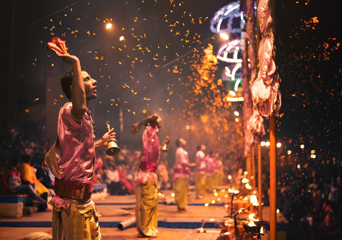 Fire, light and chant constitutes a big part of Varanasi rituals