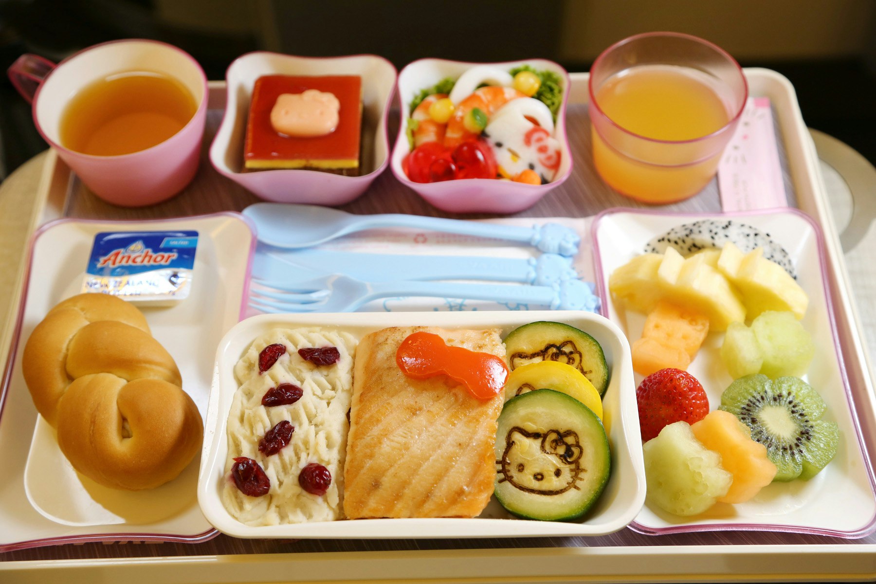The Hello Kitty detail goes down to the airline meals. Image by Eva Airlines