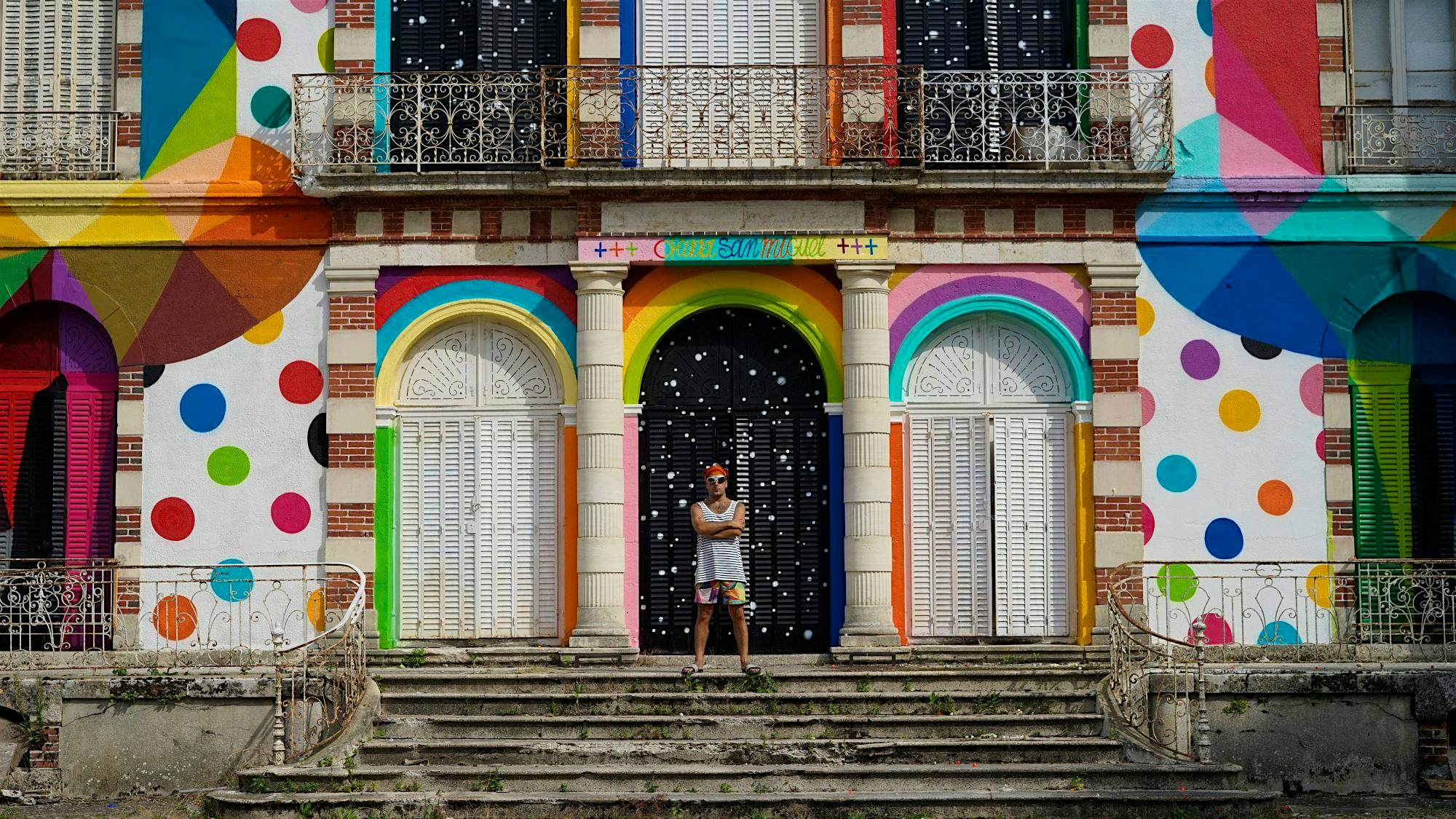 Travel News - Muro - Francia- Skull Mirror - Julio2017 - Pic by ChopEmDown-3 Okuda San Miguel in front of the work, ‘Skull in the Mirror’.