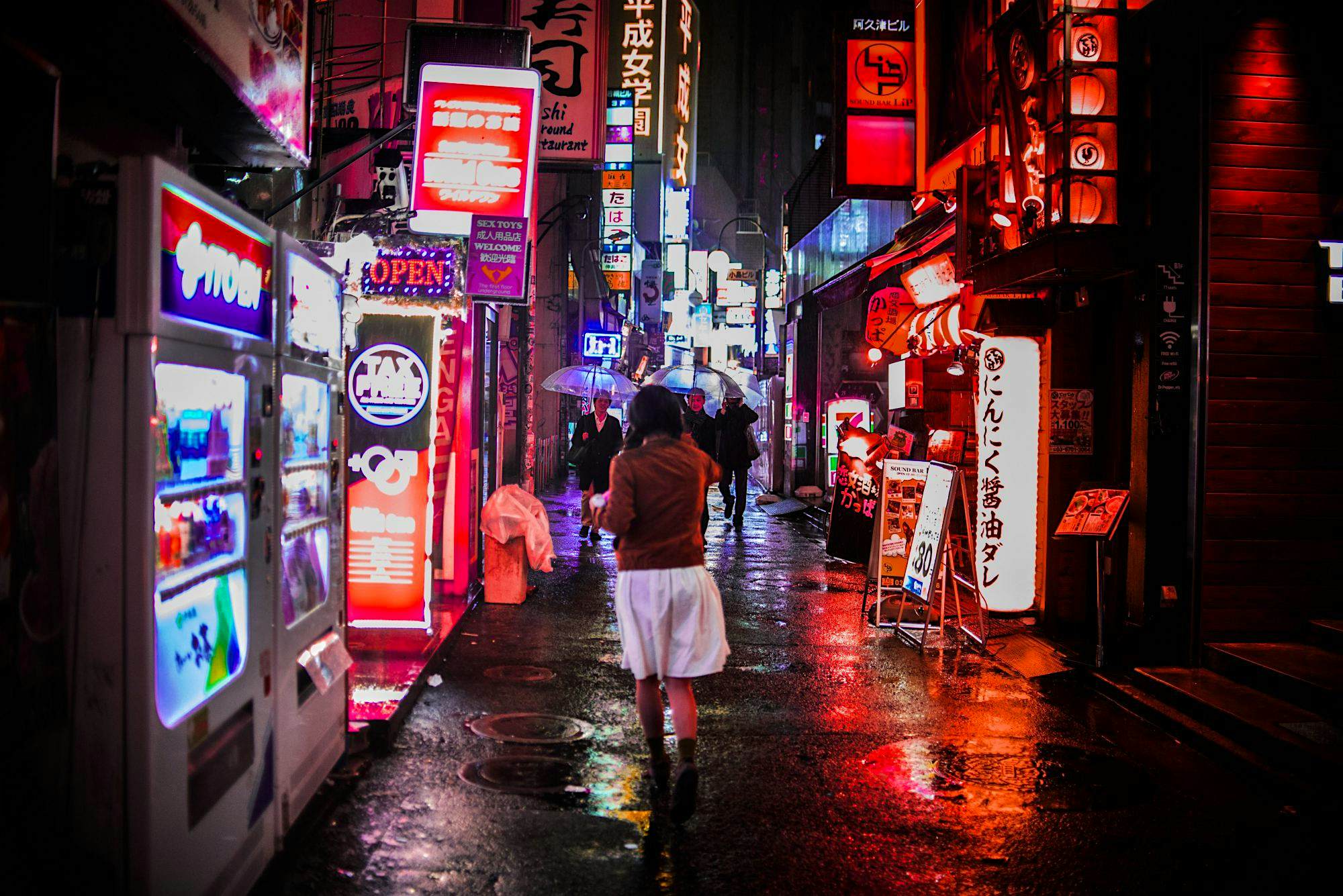 Travel News - PATRICKMORDxLONELYPLANET (10) The neon of Tokyo.