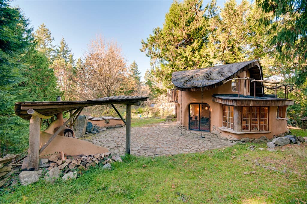 Travel News - cob A cob cottage on Mayne Island in British Columbia, Canada.