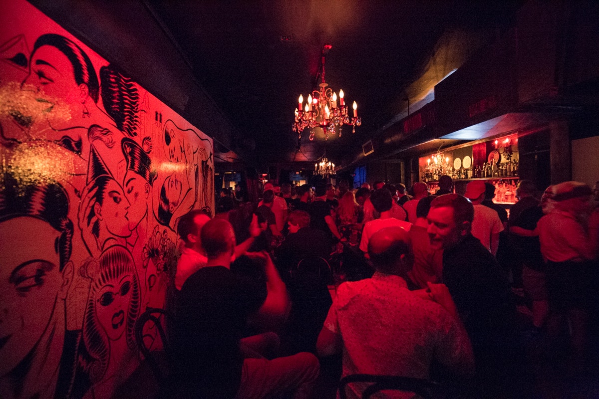 'Alan Cummings' East Village venue offers 'Stitch and Bitch' knitting classes