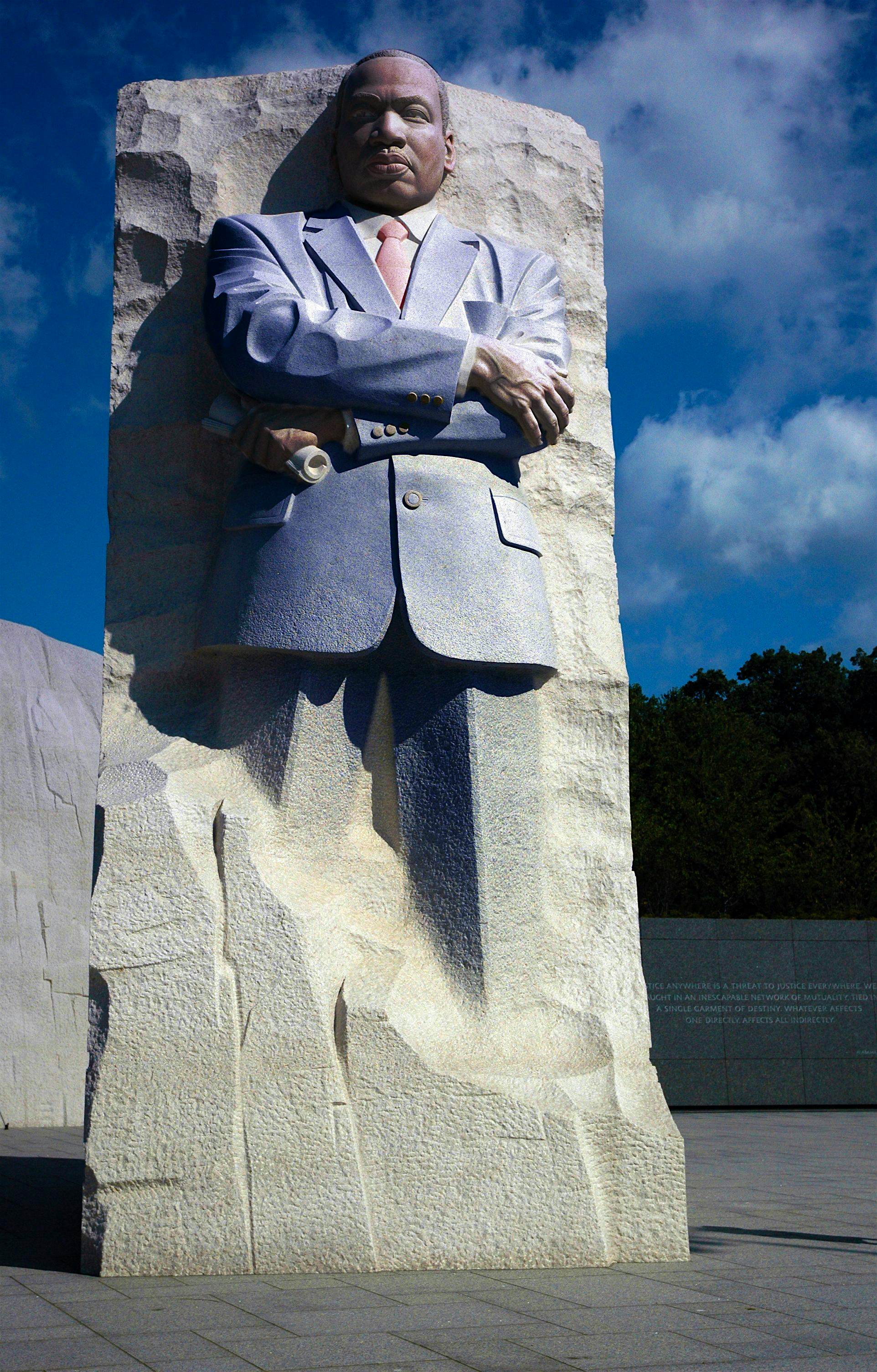 Travel News - Statues in Colour Travel News - Statues in Colour