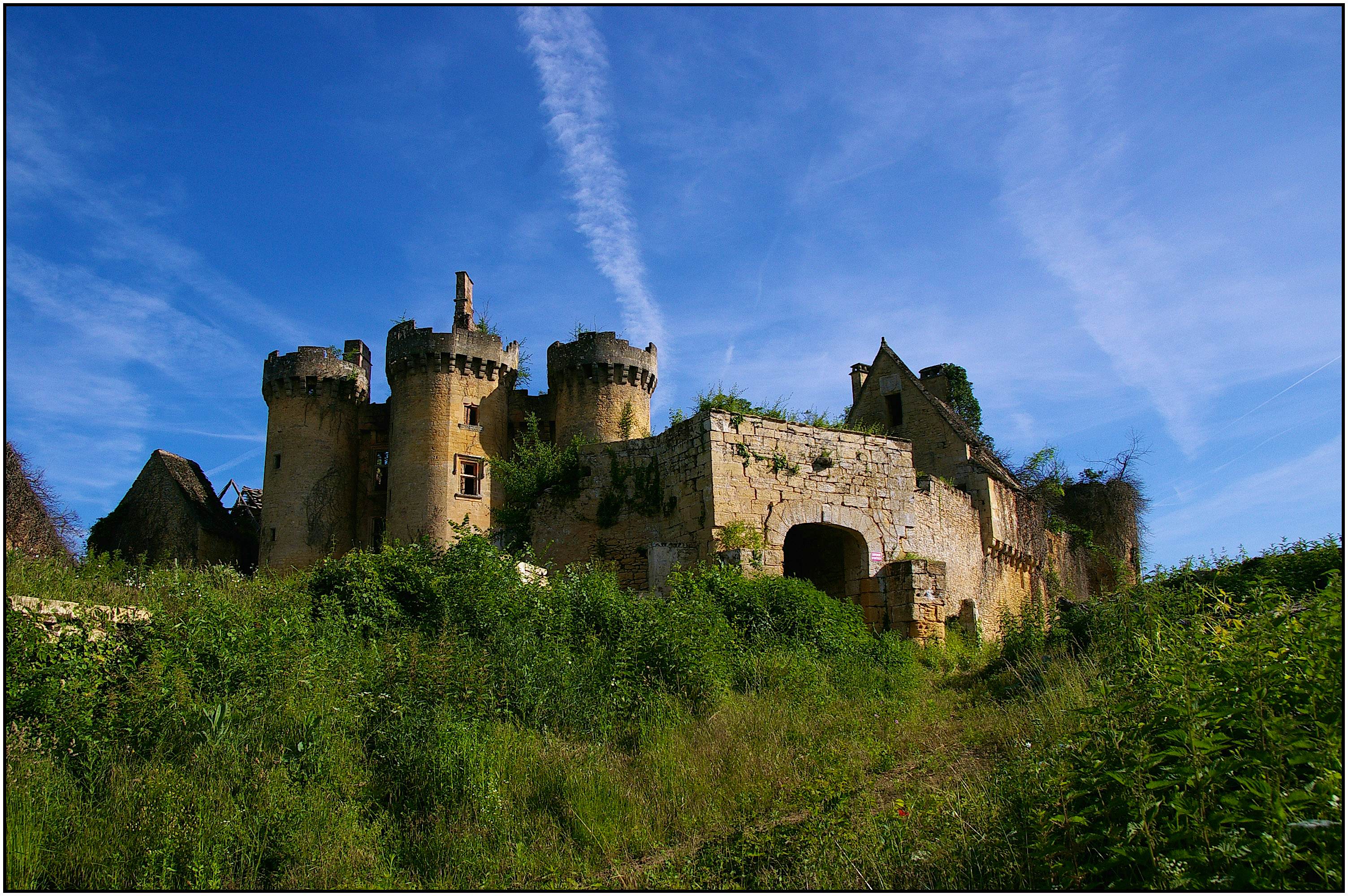 Travel News - SAINT-VINCENT-LE-PALUEL_(Dordogne)_-_02_Vue_Sud-Est_Château_du_Paluel Château Le Paluel in The Dordogne, France.