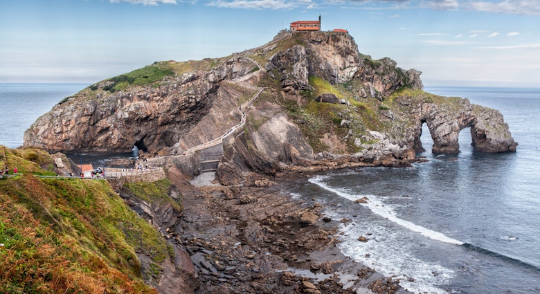 Gaztelugatxe is an islet of the Biscayan locality of Bermeo, País Vasco (Spain). It is connected to the mainland by a bridge of two arches.