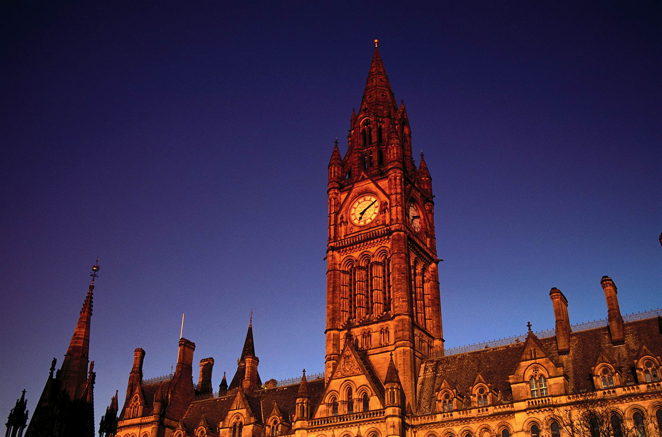 Travel News - CITY HALL AT NIGHT IN MANCHESTER, ENGLAND Travel News - CITY HALL AT NIGHT IN MANCHESTER, ENGLAND